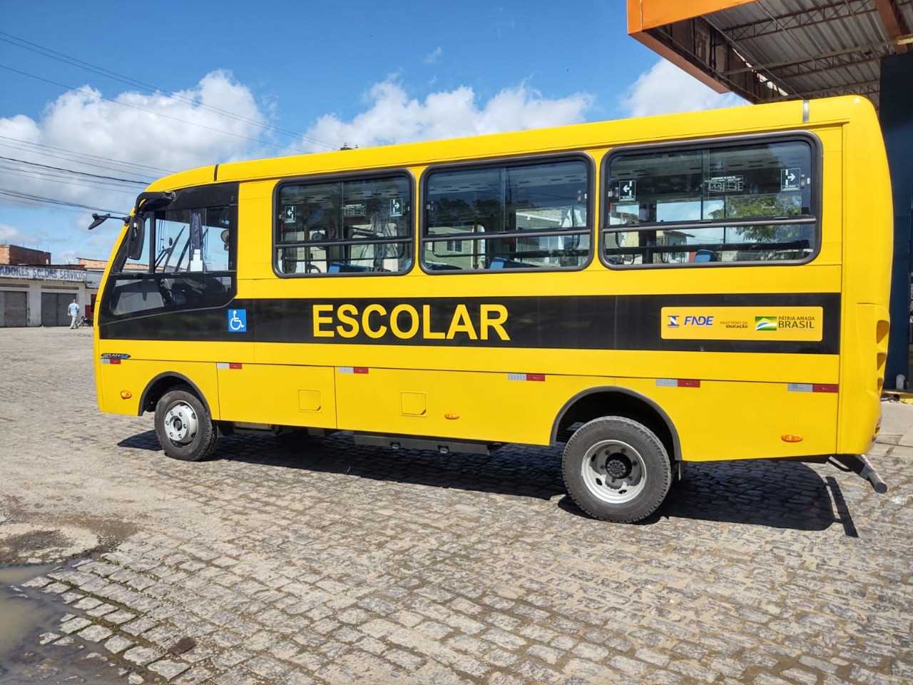 Camacã: Prefeitura apresenta novo ônibus escolar
